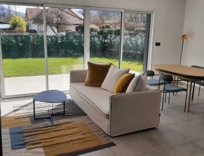 salon-villa-4-personnes-sevrier-jardin