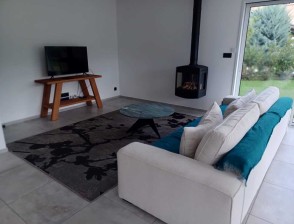 salon-villa-5-personnes-sevrier-cheminee