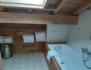 appartement-aurore-lac-sevrir-8pers-chambre-sdb-01