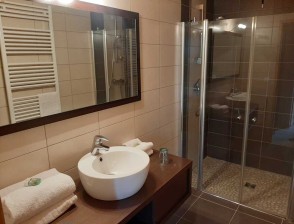 appartement-aurore-lac-sevrir-8pers-chambre-sdb-03